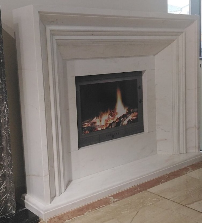 Портал для каміна Bravo Ніцца Volakas + Nero Marquina мармур білий/чорний прямий