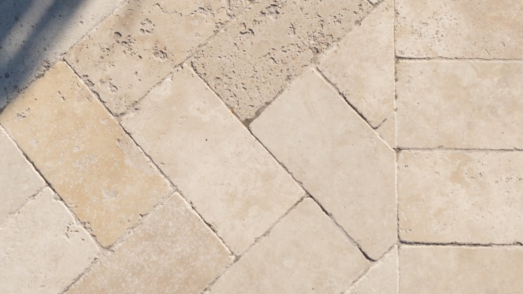 Плитка із травертину Classic Light Tumbled 3,2х10х20 см, бруківка бежева зістарена Антик Standart