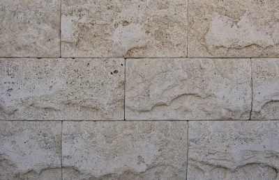 Плитка из травертина Light Split Face and Tumbled 2.1х20см х FL (свободная длина), бежевая с колотой состаренной поверхностью Export