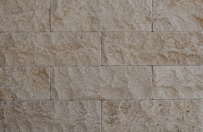 Плитка из травертина Classic Light Split Face and Tumbled 2.1х15см х FL (свободная длина), бежевая с колотой состаренной поверхностью Standart