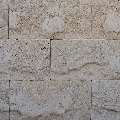 Плитка из травертина Light Split Face and Tumbled 2.1х30,5см х FL (свободная длина), Скала бежевая с колотой состаренной поверхностью Export