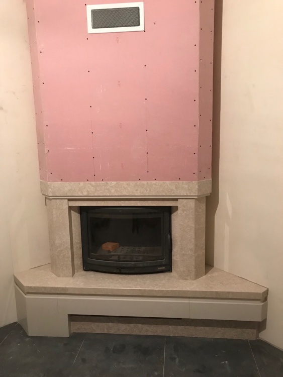 Портал для каміна Bravo Баварія Botticino мармур + Atem White кварц бежевий/білий кутовий