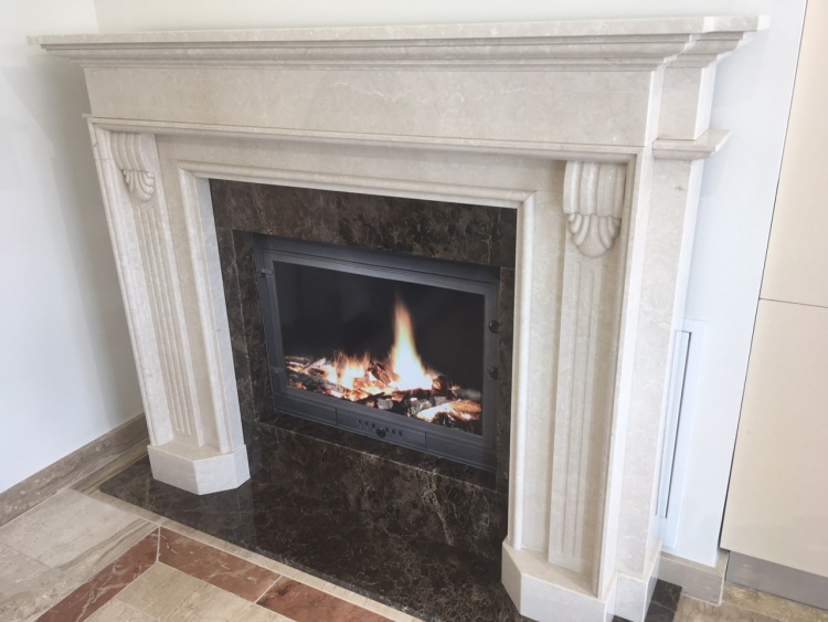 Портал для каміна Bravo Клайпеда Crema Marfil + Emperador Dark мармур бежевий/коричневий прямий