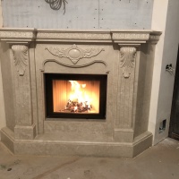 Портал для каміна Bravo Барселона Botticino + Emperador Dark мармур бежевий/коричневий кутовий