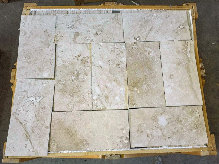 Плитка з травертину Light Filled and Honed 1,2х20,3х40,6 см, бежева матова заповнена шліфована Standart 2-nd ch.