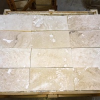 Плитка з травертину Light Filled and Honed 1,2х20,3х40,6 см, бежева матова заповнена шліфована Standart 2-nd ch. Плитка з травертину Light Filled and Honed 1,2х20,3х40,6 см, бежева матова заповнена шліфована Standart 2-nd ch.