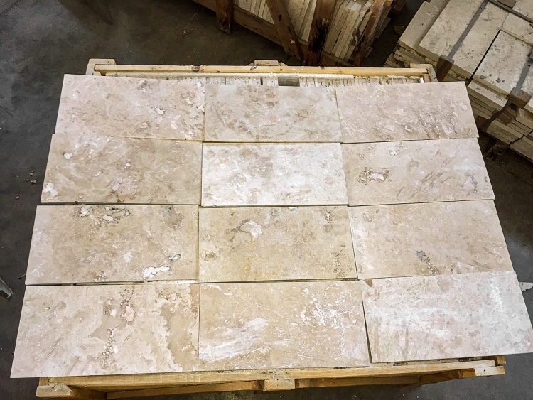 Плитка з травертину Light Filled and Honed 1,2х20,3х40,6 см, бежева матова заповнена шліфована Standart 2-nd ch.