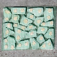 Брекчия мраморная на сетке, белая 20мм